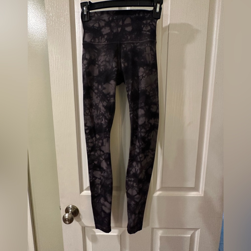 Lululemon leggings size 2 28 inch in perfect condition look brand new!!!!